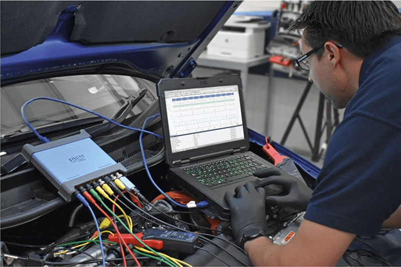 4823 8-Channel Automotive Oscilloscope in use